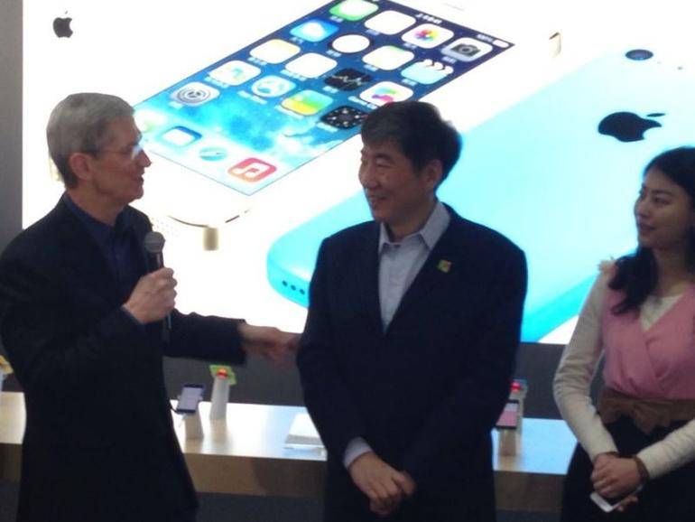Mit Autogrammstunde: Tim Cook zelebriert iPhone-Verkaufstart bei China Mobile
